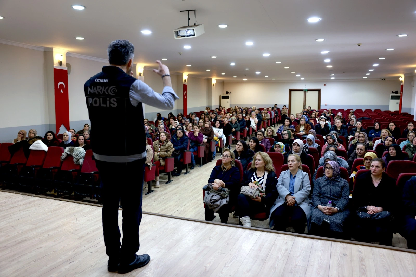 BayraklÄ±âda Madde BaÄÄ±mlÄ±lÄ±ÄÄ±na KarÅÄ± Annelerle FarkÄ±ndalÄ±k EÄitimi (4)-1775831442297.webp